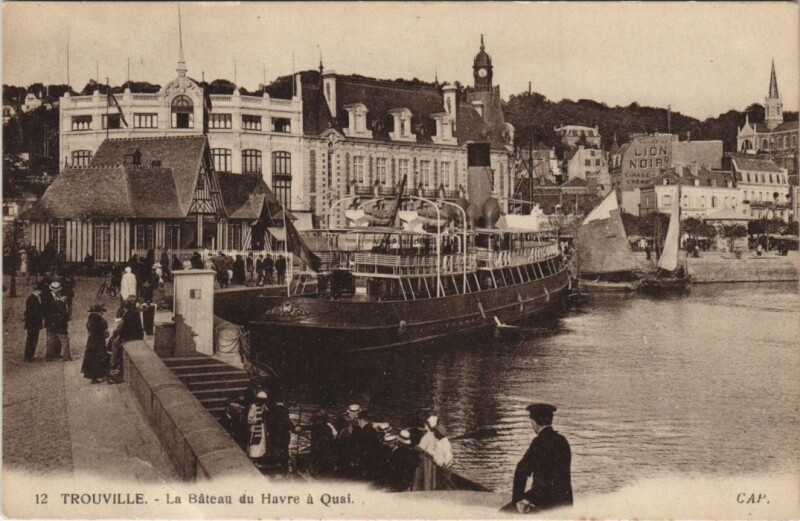 Carte postale ancienne Trouville-sur-Mer La Bateau du Havre a Quai à Trouville-sur-Mer