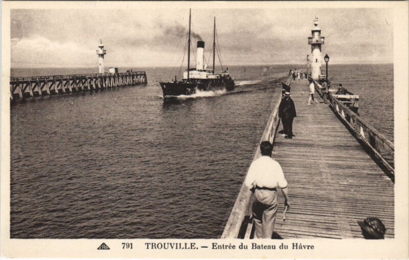 Carte postale ancienne Trouville-sur-Mer Entree du Bateau du Havre à Trouville-sur-Mer