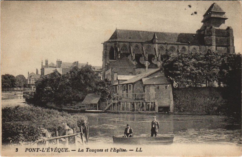 Carte postale ancienne Pont-l'Eveque La Touques et l'Eglise à Touques