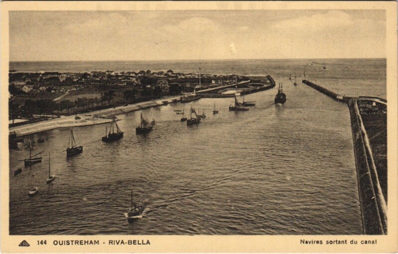 Carte postale ancienne Ouistreham Riva-Bella - Navires Sortant du Canal à Ouistreham