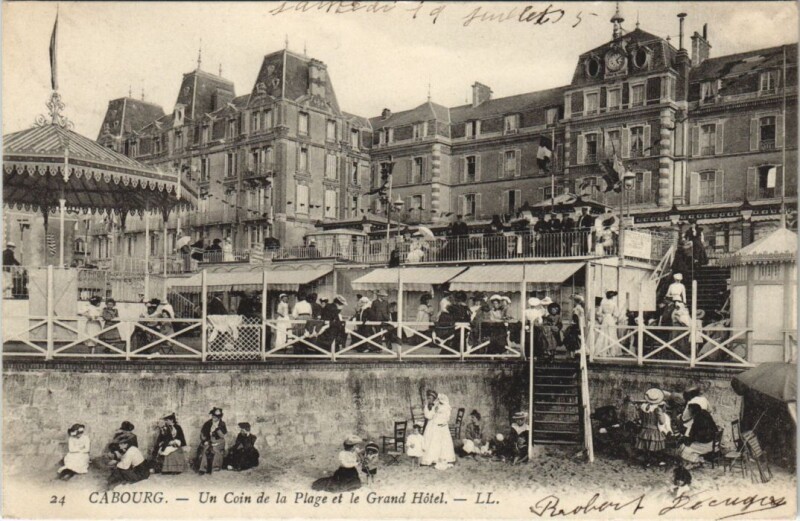 Carte postale ancienne Cabourg Un Coin de la Plage et le Grand Hotel à Cabourg
