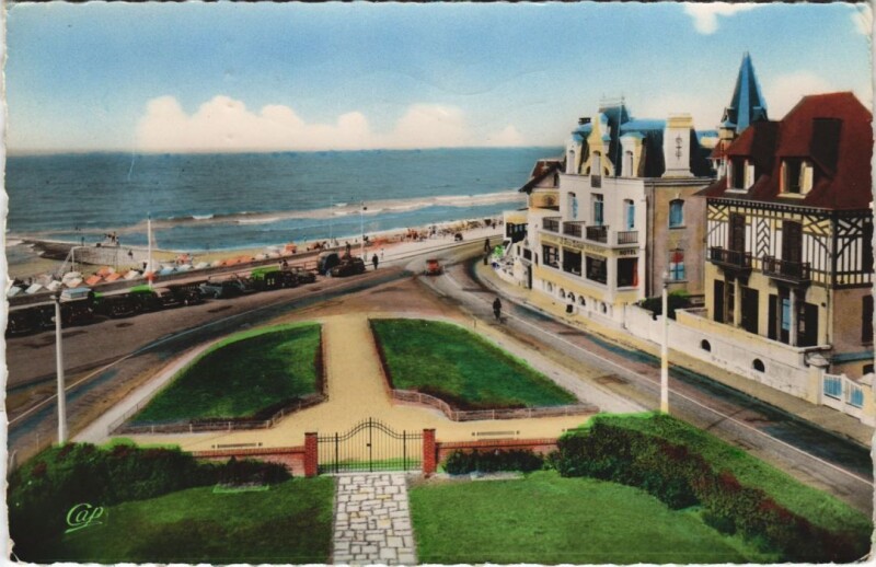 Carte postale ancienne Villers-sur-Mer Hotel La Bonne Auberge et Place Mermoz à Villers-sur-Mer
