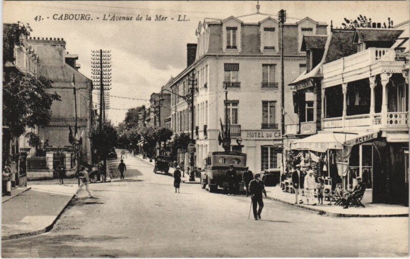 Carte postale ancienne Cabourg L'Avenue de la Mer à Cabourg