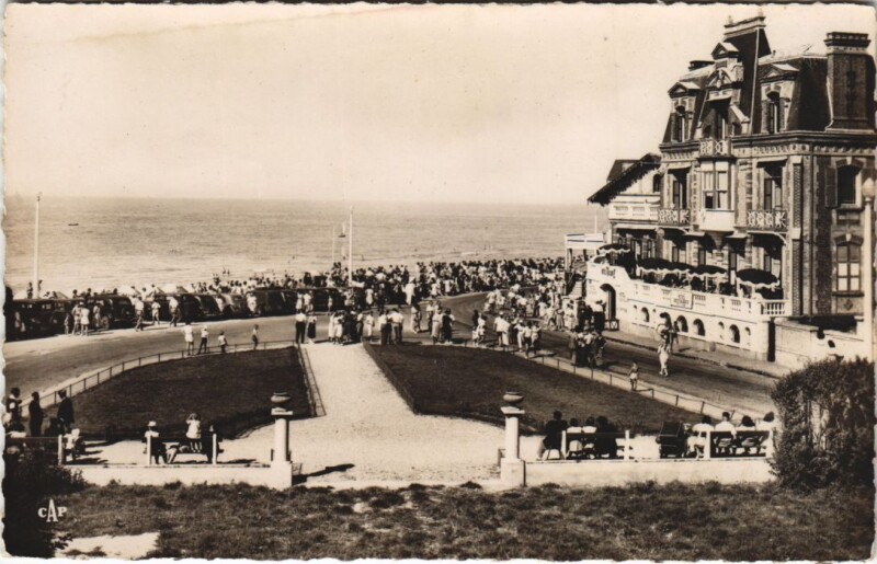 Carte postale ancienne Villers-sur-Mer La Place Jean Mermoz et la Digue à Villers-sur-Mer