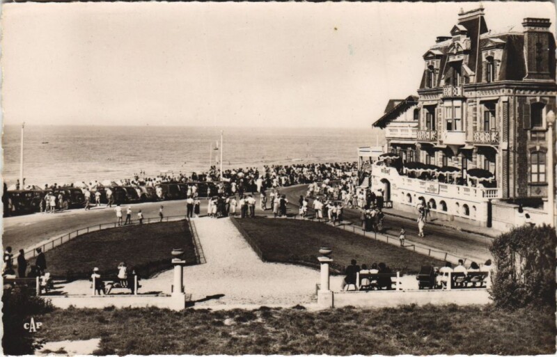 Carte postale ancienne Villers-sur-Mer La Place Jean Mermoz et la Digue à Villers-sur-Mer