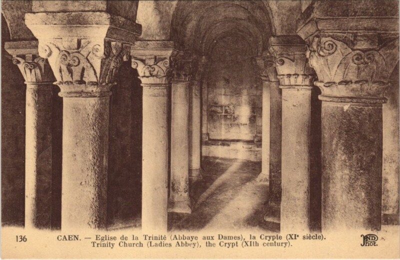 Carte postale ancienne Caen Eglise de la Trinite - Abbaye aux Dames - La Crypte