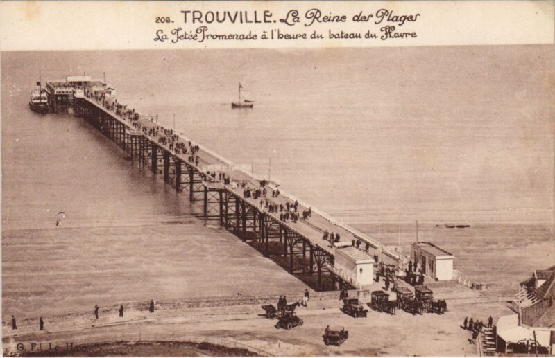 Carte postale ancienne Trouville-sur-Mer La Jetee-Promenade a l'Heure du Bateau du Havre à Trouville-sur-Mer