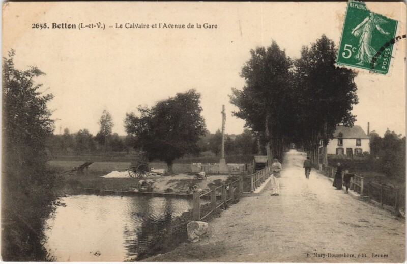 Carte postale ancienne Betton Le Calvaire et l'Avenue de la Gare à Betton