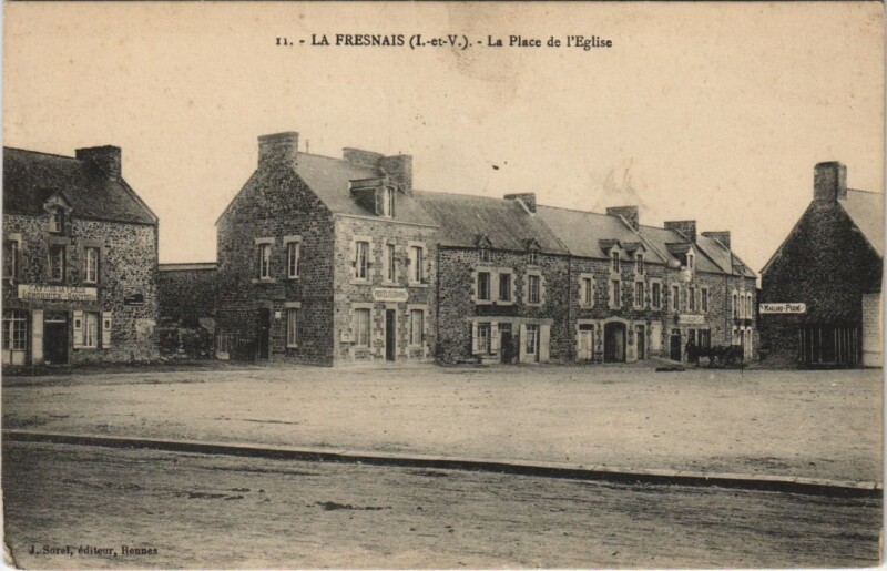 Carte postale ancienne La Fresnais La Place de l'Eglise à La Fresnais