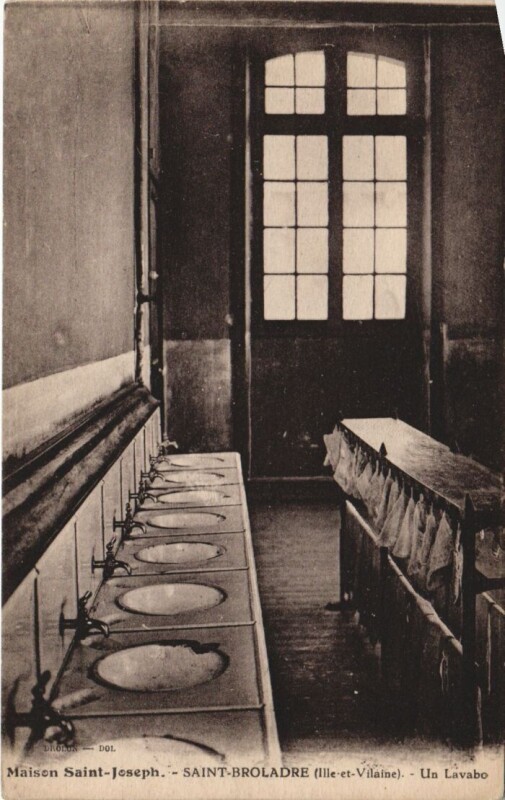 Carte postale ancienne Saint-Broladre Maison Saint-Joseph - Un Lavabo à Saint-Broladre