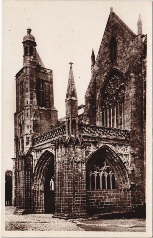 Carte postale ancienne Dol-de-Bretagne Porche de la Cathedrale à Dol-de-Bretagne