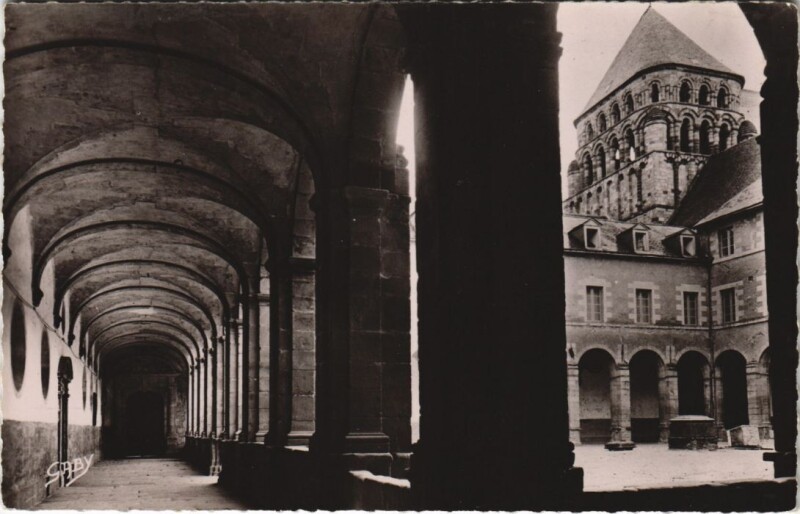 Carte postale ancienne Redon Le Cloitre et le Clocher-Roman de l'Eglise à Redon