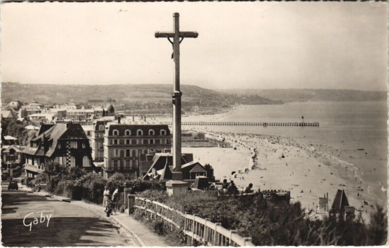 Carte postale ancienne Trouville Le Calvaire et la Plage