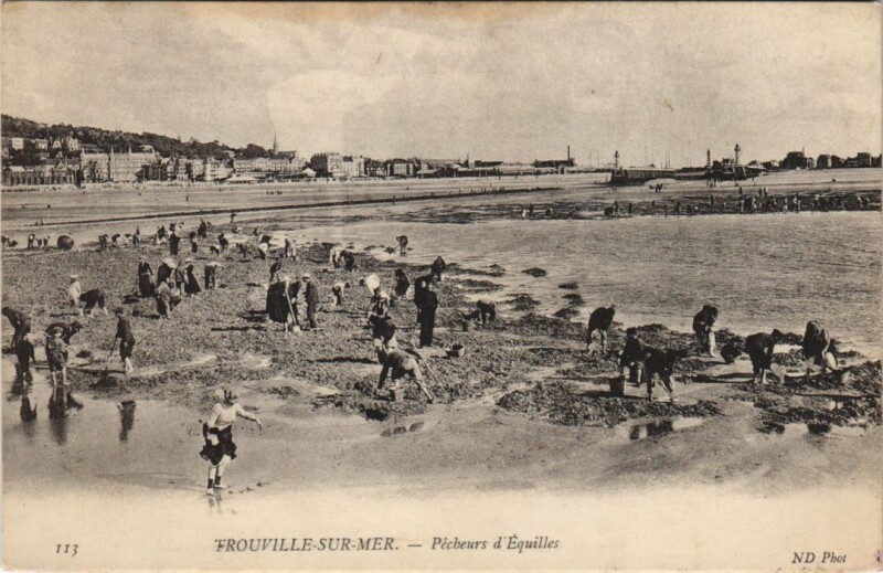 Carte postale ancienne Trouville Pecheurs d'Equilles