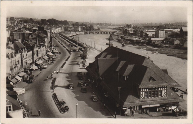 Carte postale ancienne Trouville vue sur la Poissonnerie et la Touques à Touques