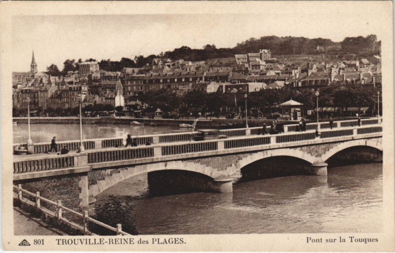 Carte postale ancienne Trouville Pont sur la Touques à Touques