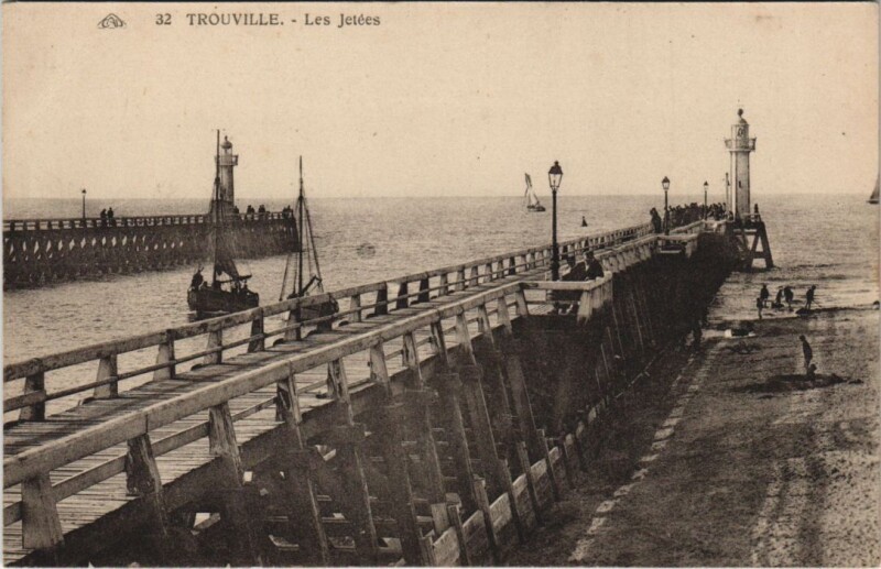 Carte postale ancienne Trouville Les Jetees