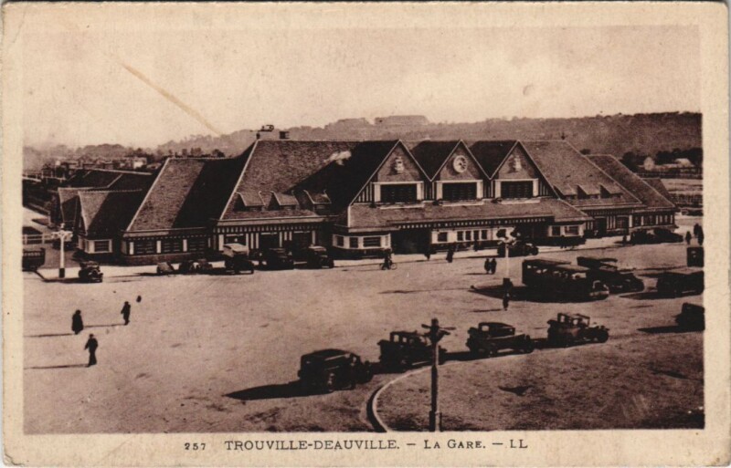 Carte postale ancienne Trouville La gare
