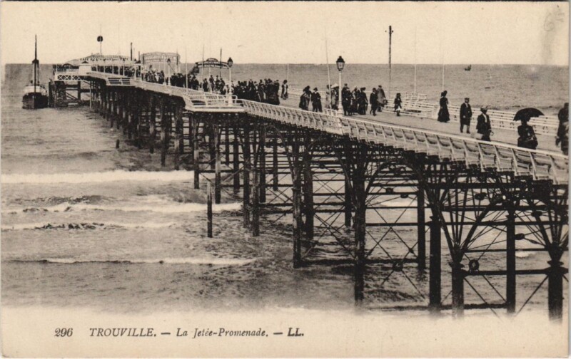 Carte postale ancienne Trouville La Jetee Promenade
