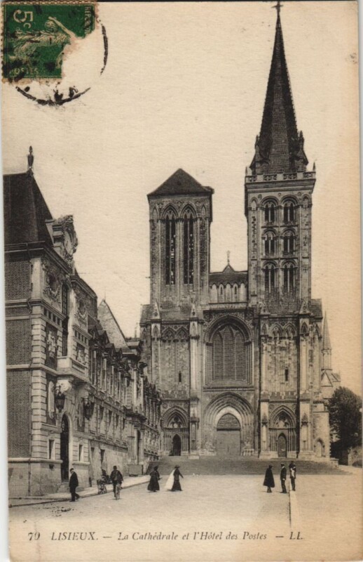 Carte postale ancienne Lisieux Cathedrale et Hotel des Postes à Lisieux