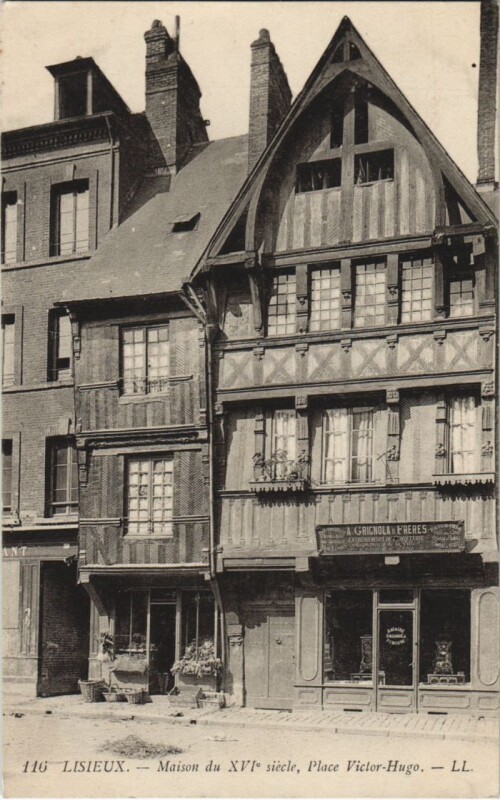 Carte postale ancienne Lisieux Place Victor Hugo à Lisieux