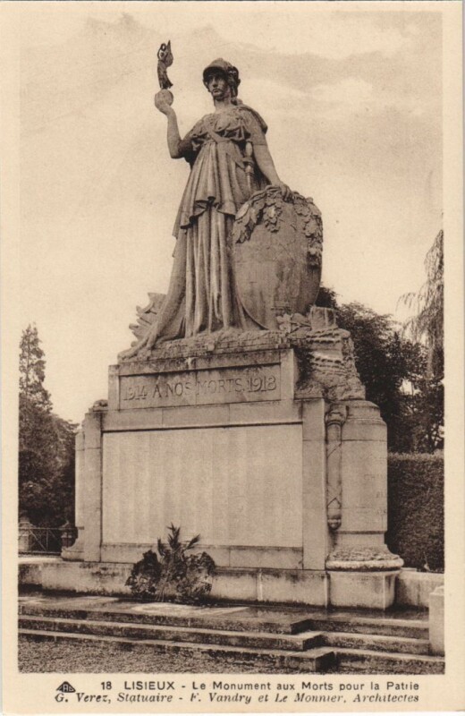 Carte postale ancienne Lisieux Monument aux Morts pour la Patrie à Lisieux