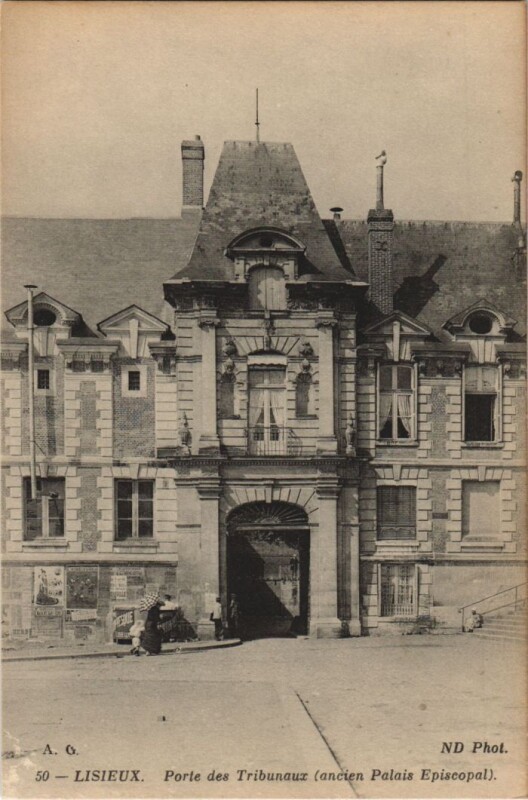 Carte postale ancienne Lisieux Porte des Tribunaux, Ancien Palais Episcopal à Lisieux