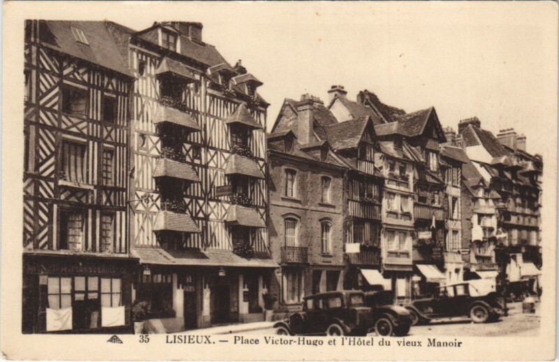 Carte postale ancienne Lisieux Place Victor Hugo , Hotel du vieux Manoir à Lisieux
