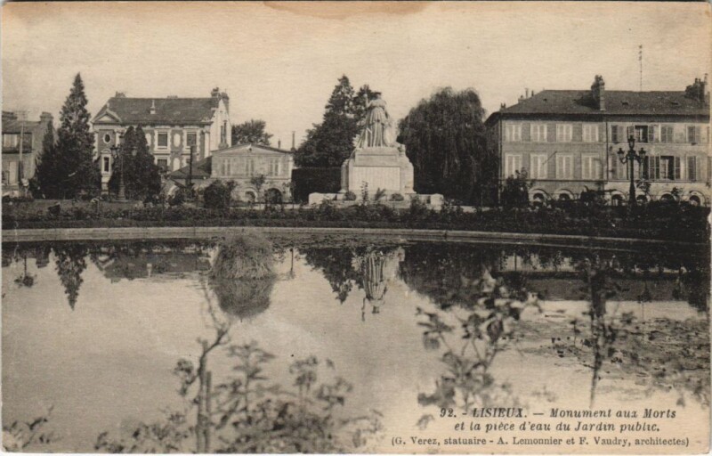 Carte postale ancienne Lisieux Monument aux Morts, Piece d'eau du Jardin public à Lisieux