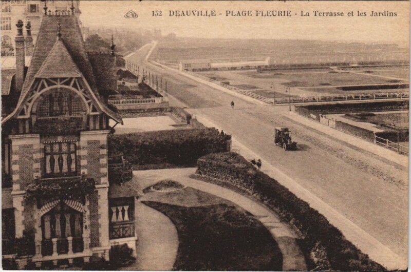Carte postale ancienne Deauville La Terrasse et les Jardins à Deauville