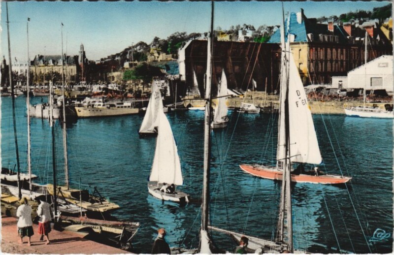 Carte postale ancienne Deauville Le Bassin des Yachts et les Voiliers à Deauville