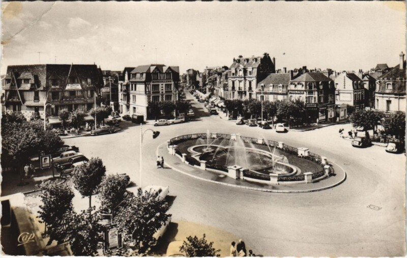 Carte postale ancienne Deauville Place de Morny à Deauville