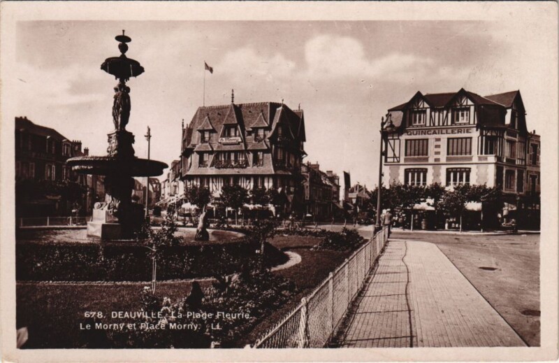Carte postale ancienne Deauville Le Morny et Place Morny à Deauville