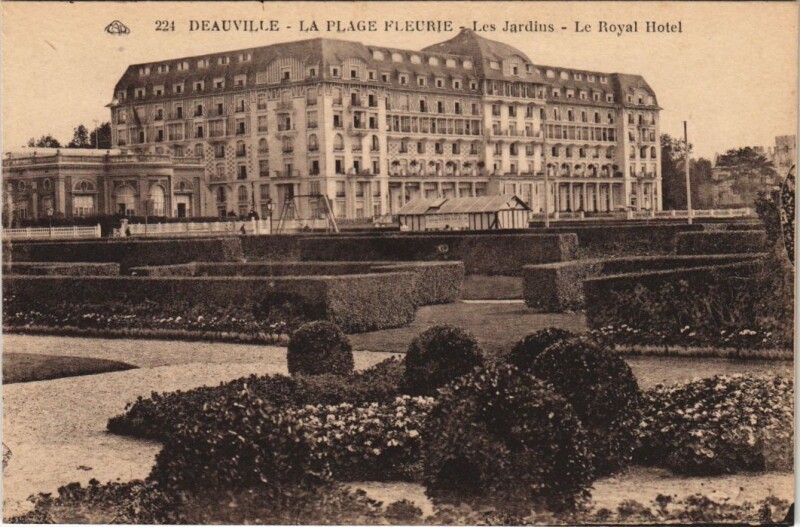Carte postale ancienne Deauville Les Jardins, Le Royal Hotel à Deauville