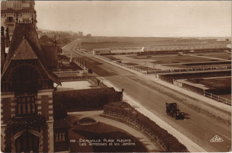 Carte postale ancienne Deauville Les Terrasses et les Jardins à Deauville