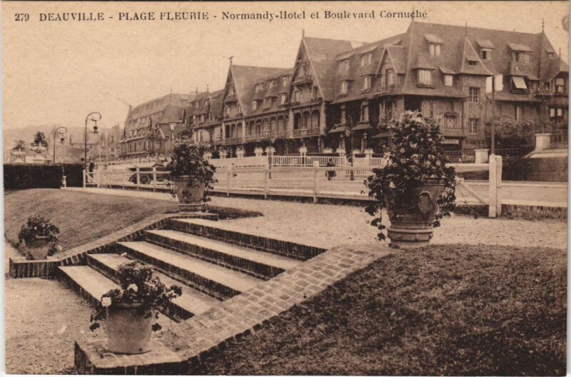 Carte postale ancienne Deauville Normandy Hotel et Boulevard Cornuche à Deauville