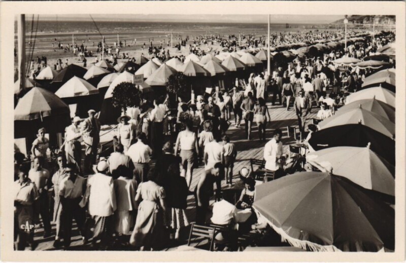 Carte postale ancienne Deauville Les Planches et la Plage à Deauville