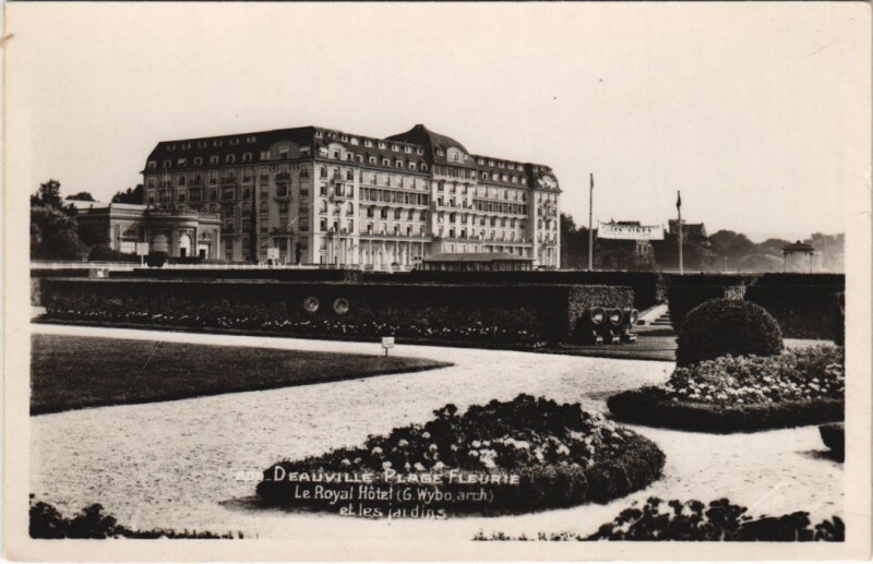 Carte postale ancienne Deauville Royal Hotel et les Jardins à Deauville