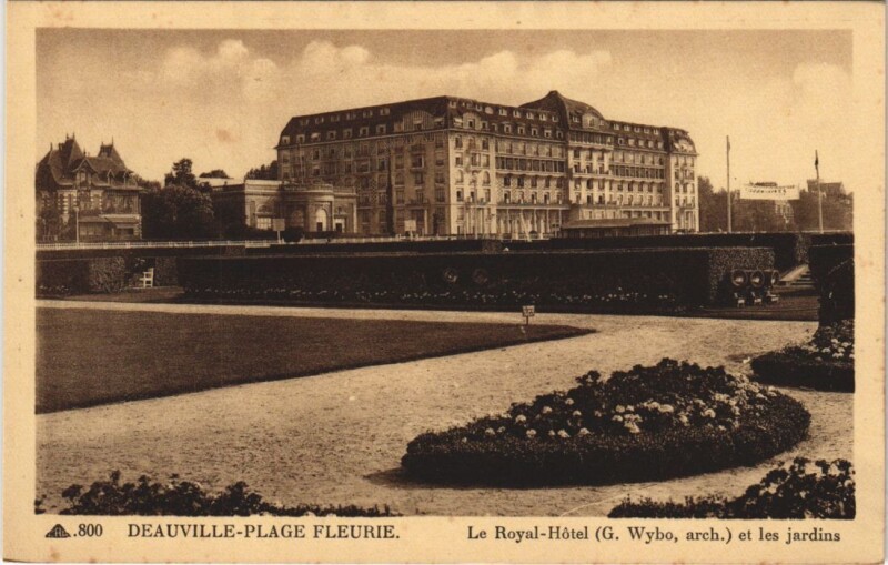 Carte postale ancienne Deauville Royal Hotel et les Jardins à Deauville