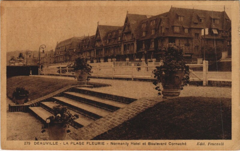 Carte postale ancienne Deauville Normandy Hotel et Boulevard Cornuche à Deauville
