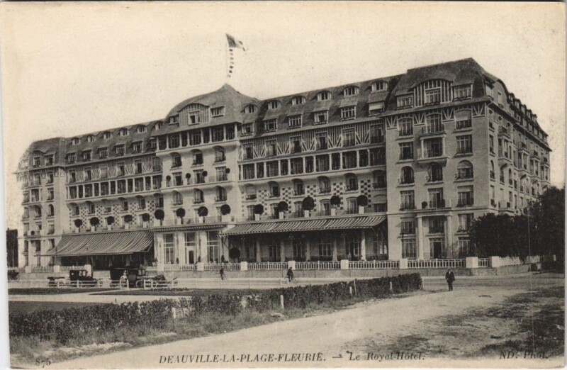Carte postale ancienne Deauville Royal Hotel à Deauville