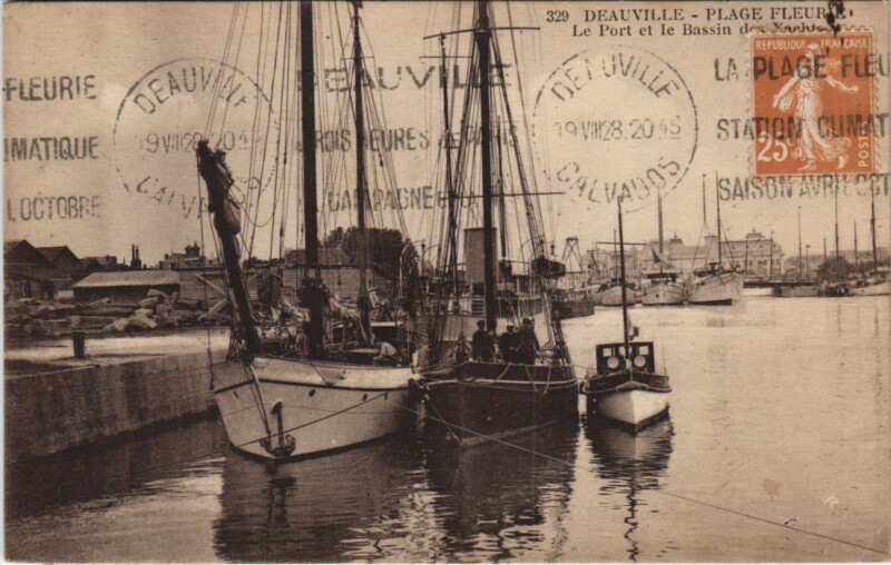 Carte postale ancienne Deauville Le Port et le Bassin des Yachts à Deauville