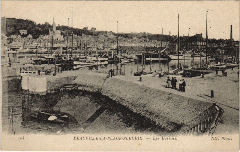 Carte postale ancienne Deauville Les Bassins à Deauville