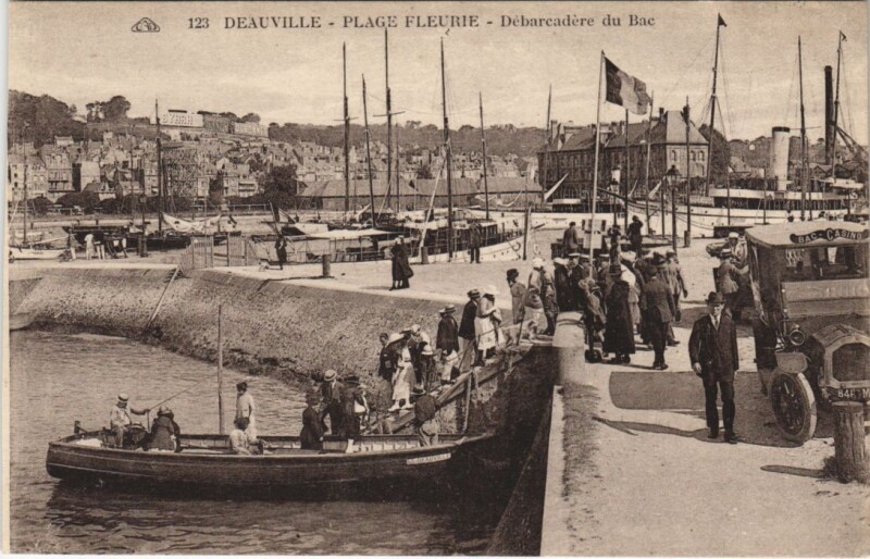Carte postale ancienne Deauville Debarcadere du Bac à Deauville