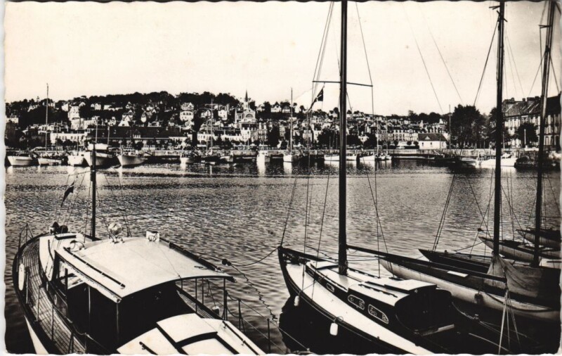 Carte postale ancienne Deauville Le Bassin des Yachts à Deauville