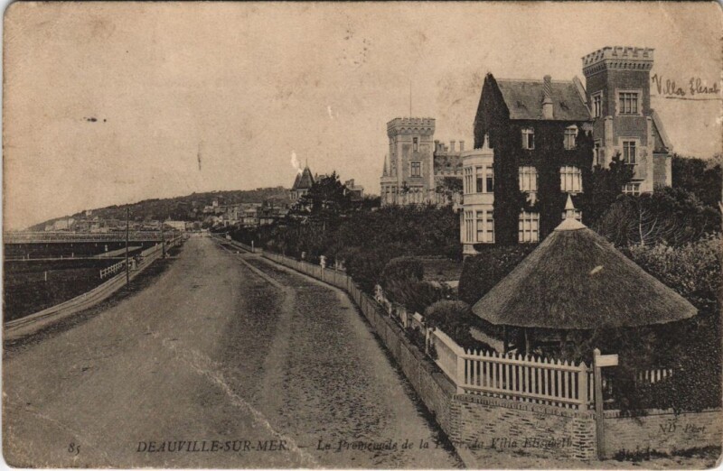 Carte postale ancienne Deauville La Promenade de la Plage à Deauville