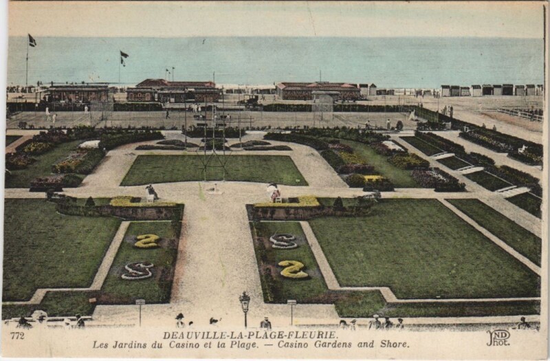 Carte postale ancienne Deauville Les Jardins du Casino et la Plage à Deauville