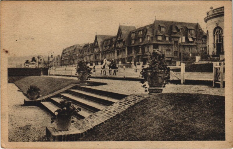 Carte postale ancienne Deauville Normandy Hotel et Boulevard Cornuche à Deauville