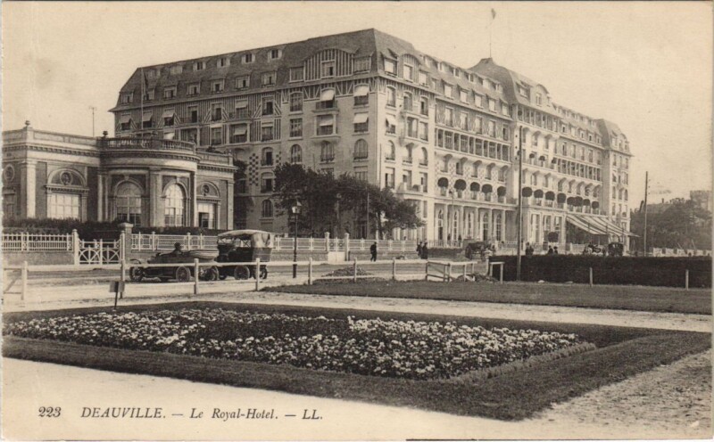 Carte postale ancienne Deauville Royal Hotel à Deauville