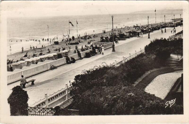 Carte postale ancienne Cabourg La Digue et la Plage à Cabourg